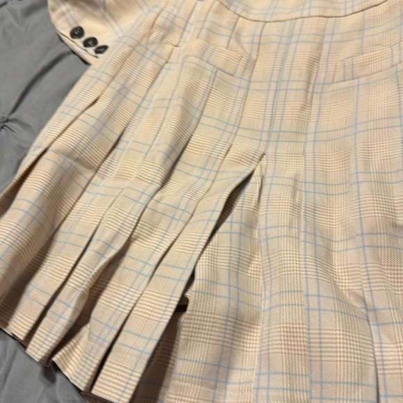 This two piece set gives off “Clueless” vibes. - Picture 2 of 7